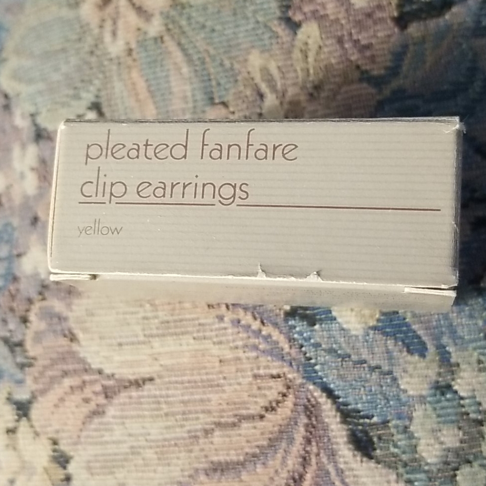 Avon Pleated Fanfare Clip Earrings - Picture 3 of 3